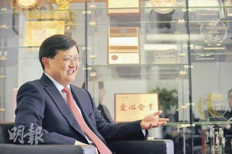 金至尊主席黃英豪多年來捐助內地及教育事業,被受惠機構封為「愛心企業」,但對於政府的關愛基金,他卻坦言無意捐助。(葉漢華攝) 金至尊主席黃英豪多年來捐助內地及教育事業,被受惠機構封為「愛心企業」,但對於政府的關愛基金,他卻坦言無意捐助。(葉漢華攝)