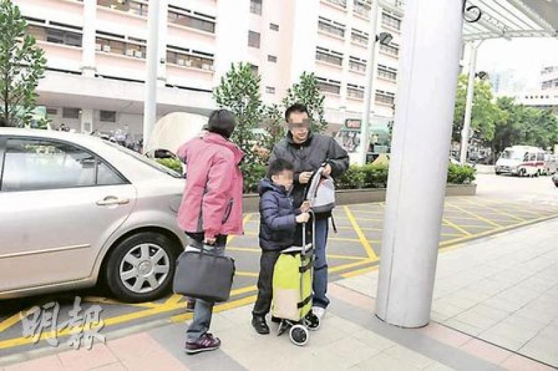 懷疑扭計闖禍的7歲男童(中),事後與父母到醫院探望外婆。(林錫禮攝) 懷疑扭計闖禍的7歲男童(中),事後與父母到醫院探望外婆。(林錫禮攝)