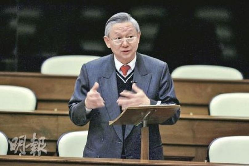 由「不一定要來港悼念華叔」,至昨日的「情理兼備處理」,保安局長李少光在是否批准王丹等人來港時,出現口風放軟,令事件似露曙光。(郭慶輝攝) 由「不一定要來港悼念華叔」,至昨日的「情理兼備處理」,保安局長李少光在是否批准王丹等人來港時,出現口風放軟,令事件似露曙光。(郭慶輝攝)