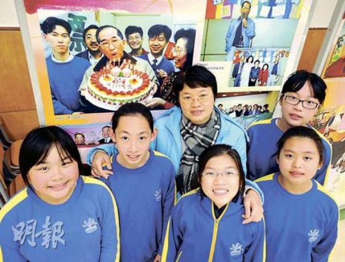 司徒華生前任葛量洪校友會黃埔學校校監,校長阮淑冰(左三)和學生不時緬懷華叔生前舊相片。對於學校收生不足,阮淑冰強調堅持愉快學習宗旨,「教好書就能收到學生。」(朱永倫攝) 司徒華生前任葛量洪校友會黃埔學校校監,校長阮淑冰(左三)和學生不時緬懷華叔生前舊相片。對於學校收生不足,阮淑冰強調堅持愉快學習宗旨,「教好書就能收到學生。」(朱永倫攝)