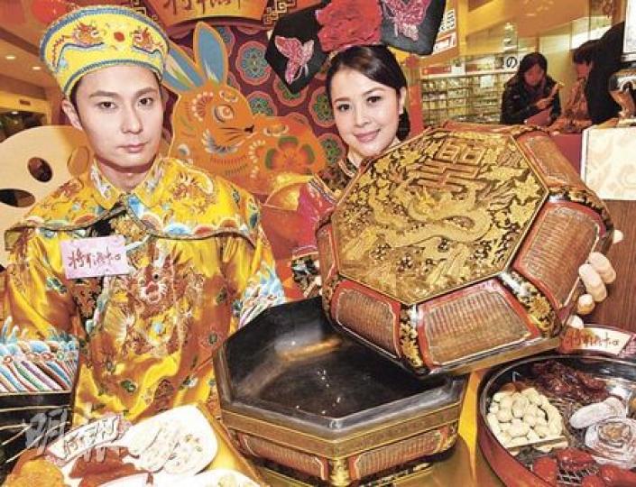 扮成皇帝和妃嬪的模特兒展示價值達130萬元的乾隆御用「清代彩漆描金青龍捧聖字紋八角盒」。(李紹昌攝)清代「黑地描金彩繪書卷式三層套盒一對」,價值94萬元。(李紹昌攝)70年代中式塑膠全盒(圖)以大紅配金色,顯出新年節日氣氛。(李紹昌攝) 扮成皇帝和妃嬪的模特兒展示價值達130萬元的乾隆御用「清代彩漆描金青龍捧聖字紋八角盒」。(李紹昌攝)清代「黑地描金彩繪書卷式三層套盒一對」,價值94萬元。(李紹昌攝)70年代中式塑膠全盒(圖)以大紅配金色,顯出新年節日氣氛。(李紹昌攝)