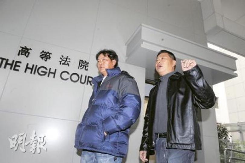 落馬洲6死車禍的死者家屬馮建成(右),昨特別到上訴庭旁聽被告羅少權的加刑結果,他不滿被告仍未被終身停牌。(劉焌陶攝) 落馬洲6死車禍的死者家屬馮建成(右),昨特別到上訴庭旁聽被告羅少權的加刑結果,他不滿被告仍未被終身停牌。(劉焌陶攝)