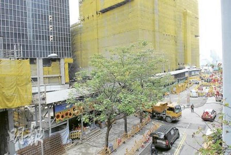 新政府總部建築地盤發生爆竊案,圖為地盤的添美道出入口。(何朝財攝)正在裝修的銀行舖位一周內3次被爆竊,探員到現場調查。(梁琬珊攝) 新政府總部建築地盤發生爆竊案,圖為地盤的添美道出入口。(何朝財攝)正在裝修的銀行舖位一周內3次被爆竊,探員到現場調查。(梁琬珊攝)