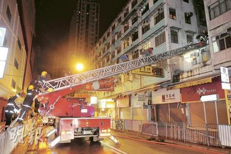 荃灣大壩街火警中有女住客被困單位內,最後由消防員架起雲梯將居民救至安全地方。(蔡方山攝)有被困的女住客被消防員用雲梯救下時,仍然十分驚慌。(蔡方山攝) 荃灣大壩街火警中有女住客被困單位內,最後由消防員架起雲梯將居民救至安全地方。(蔡方山攝)有被困的女住客被消防員用雲梯救下時,仍然十分驚慌。(蔡方山攝)