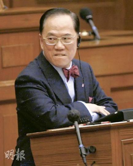 曾蔭權昨在立法會答問大會上,指政府在申亞期間「曾經被人跣低、背脊被刺到周圍都是窿」,但仍會堅持游說,他發言時更一度把視線投向官員席。(李紹昌攝)社民連一批成員昨在立法會門外舉行「反亞運火炬接力跑」,反對政府申辦亞運,認為應把資源投放在扶助弱勢社群。(林振東攝) 曾蔭權昨在立法會答問大會上,指政府在申亞期間「曾經被人跣低、背脊被刺到周圍都是窿」,但仍會堅持游說,他發言時更一度把視線投向官員席。(李紹昌攝)社民連一批成員昨在立法會門外舉行「反亞運火炬接力跑」,反對政府申辦亞運,認為應把資源投放在扶助弱勢社群。(林振東攝)