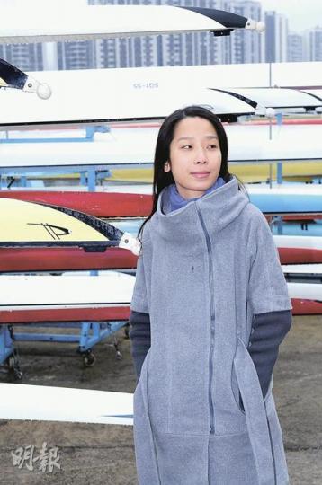 沙田賽艇中心遍地賽艇,02年亞運銅牌女將翁嘉茵與這些「好拍檔」曾贏取不少榮譽。阿翁當年因傷退役,前路茫茫,頓感絕望。她現時從事寵物美容,訪問完畢後即「趕返工」。(張智超攝) 沙田賽艇中心遍地賽艇,02年亞運銅牌女將翁嘉茵與這些「好拍檔」曾贏取不少榮譽。阿翁當年因傷退役,前路茫茫,頓感絕望。她現時從事寵物美容,訪問完畢後即「趕返工」。(張智超攝)