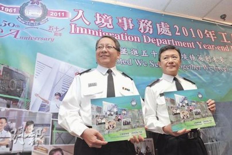 入境處長白韞六(右)與副處長陳國基(左)出席2010年工作回顧記者會,白韞六表示,提高投資移民計劃申請門檻及剔除房地產投資項目後,申請計劃人數有減少,但新措施推出時間短,未能真正反映其效應。(劉焌陶攝) 入境處長白韞六(右)與副處長陳國基(左)出席2010年工作回顧記者會,白韞六表示,提高投資移民計劃申請門檻及剔除房地產投資項目後,申請計劃人數有減少,但新措施推出時間短,未能真正反映其效應。(劉焌陶攝)