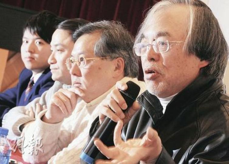 拔萃男書院校長張灼祥(右一)昨日簡介校園自願驗毒計劃,校園驗毒由即日起至本學年尾結束,個別學生結果不會向校方及家長公布。圖右二為拔萃男書院校董會成員張宇人。(劉焌陶攝) 拔萃男書院校長張灼祥(右一)昨日簡介校園自願驗毒計劃,校園驗毒由即日起至本學年尾結束,個別學生結果不會向校方及家長公布。圖右二為拔萃男書院校董會成員張宇人。(劉焌陶攝)