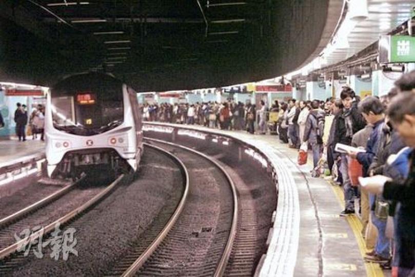 港鐵指東鐵月台有彎位,加上列車與月台之間的空隙非常闊等,令安裝幕門存在困難。圖為東鐵旺角東站月台的大彎位。(郭慶輝攝) 港鐵指東鐵月台有彎位,加上列車與月台之間的空隙非常闊等,令安裝幕門存在困難。圖為東鐵旺角東站月台的大彎位。(郭慶輝攝)