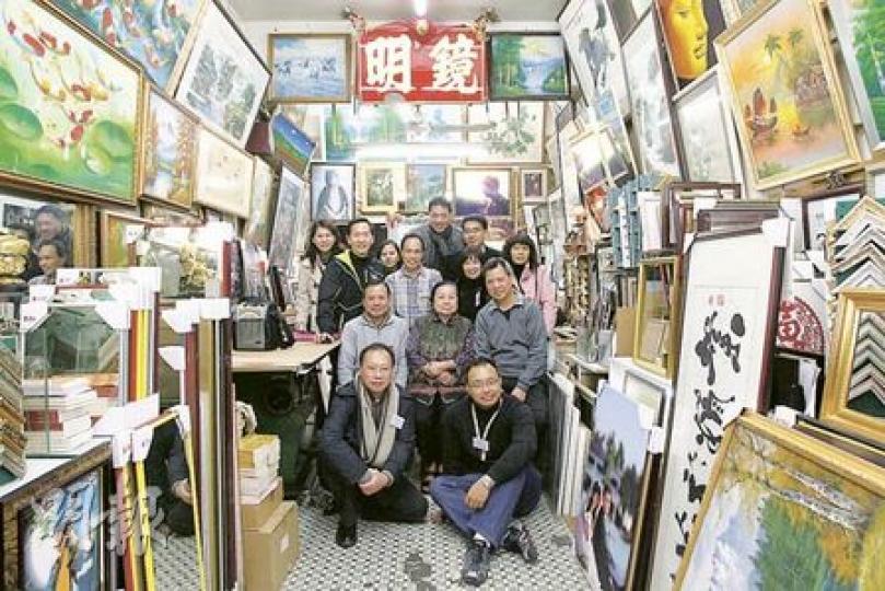 經營鏡明畫框的陳家,已傳至第三代人,老闆表示有人出價過千萬元買舖,他亦不為所動。(林振東攝) 經營鏡明畫框的陳家,已傳至第三代人,老闆表示有人出價過千萬元買舖,他亦不為所動。(林振東攝)