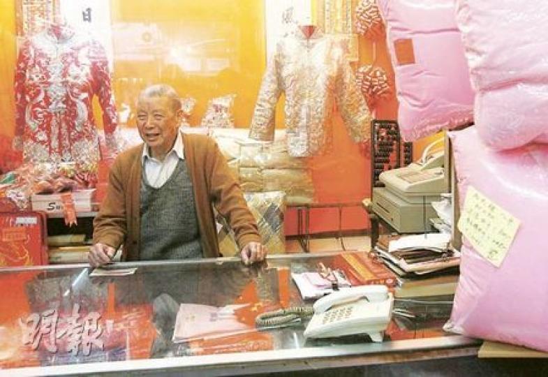 在馮滿記打工超過60年的林伯,由20多歲工作至超過80歲,笑言「有精神咪(繼續)做」。(林振東攝)馮滿記的「嗎㖘藤蓆」以人手製造,不會黏肉,在無冷氣年代銷量甚佳。(林振東攝) 在馮滿記打工超過60年的林伯,由20多歲工作至超過80歲,笑言「有精神咪(繼續)做」。(林振東攝)馮滿記的「嗎㖘藤蓆」以人手製造,不會黏肉,在無冷氣年代銷量甚佳。(林振東攝)