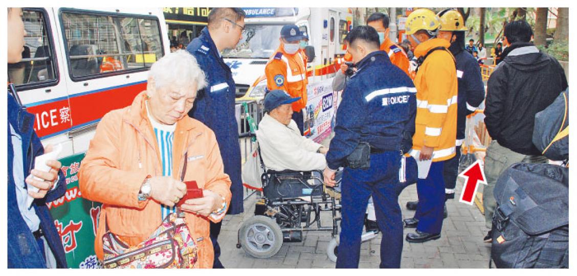 消防員及警員將在柴灣環翠邨坐電動輪椅意外墮坑的老翁救起送院。箭嘴所指為事發的深坑。(雲錦鋒攝)老翁坐電動輪椅意外墮坑地方,有膠圍欄圍起。(雲錦鋒攝) 消防員及警員將在柴灣環翠邨坐電動輪椅意外墮坑的老翁救起送院。箭嘴所指為事發的深坑。(雲錦鋒攝)老翁坐電動輪椅意外墮坑地方,有膠圍欄圍起。(雲錦鋒攝)
