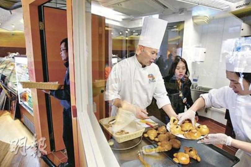 夢幻水都內的「水都餅店」設開放式廚房,遊客可現場觀賞師傅做餅手藝。(郭慶輝攝)遊客日後可於「水都餅店」訂做海洋公園特色蛋糕,為親友慶祝生日。(郭慶輝攝) 夢幻水都內的「水都餅店」設開放式廚房,遊客可現場觀賞師傅做餅手藝。(郭慶輝攝)遊客日後可於「水都餅店」訂做海洋公園特色蛋糕,為親友慶祝生日。(郭慶輝攝)