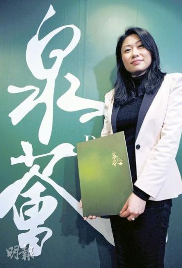 新地代理項目聯絡經理劉家敏指,泉薈的市場定位為「用家盤」,而首晚揀樓的人士,逾70%為洪水橋及元朗一帶的同區客。(朱永倫攝) 新地代理項目聯絡經理劉家敏指,泉薈的市場定位為「用家盤」,而首晚揀樓的人士,逾70%為洪水橋及元朗一帶的同區客。(朱永倫攝)