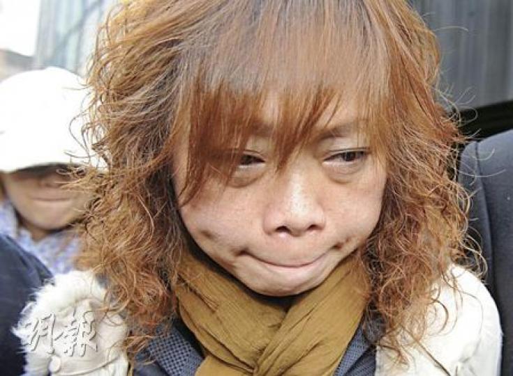 曾任職幼稚園教師及花店的陳母,昨等候法官判刑時,一度放聲痛哭。陳父透露,她現全力照顧陳學殷的4歲兒子。(劉焌陶攝) 曾任職幼稚園教師及花店的陳母,昨等候法官判刑時,一度放聲痛哭。陳父透露,她現全力照顧陳學殷的4歲兒子。(劉焌陶攝)