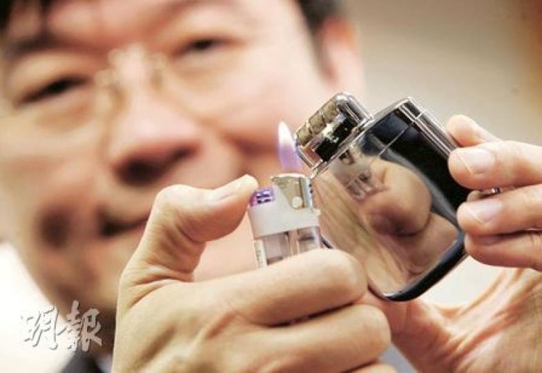 使用火機油暖手爐,需自行注油及點火,消委會提醒用家點火時要小心火種。(朱永倫攝)消委會提醒市民,使用電暖蛋及暖手器時,應避免與皮膚直接接觸,長者、幼童、行動不便者使用時要額外小心。(朱永倫攝)本報記者昨在旺角潮流店舖購得一個火機油暖手爐,暖手爐的燃燒器經點燃後釋出大量熱力,更可將香煙點燃。(賴偉家攝) 使用火機油暖手爐,需自行注油及點火,消委會提醒用家點火時要小心火種。(朱永倫攝)消委會提醒市民,使用電暖蛋及暖手器時,應避免與皮膚直接接觸,長者、幼童、行動不便者使用時要額外小心。(朱永倫攝)本報記者昨在旺角潮流店舖購得一個火機油暖手爐,暖手爐的燃燒器經點燃後釋出大量熱力,更可將香煙點燃。(賴偉家攝)