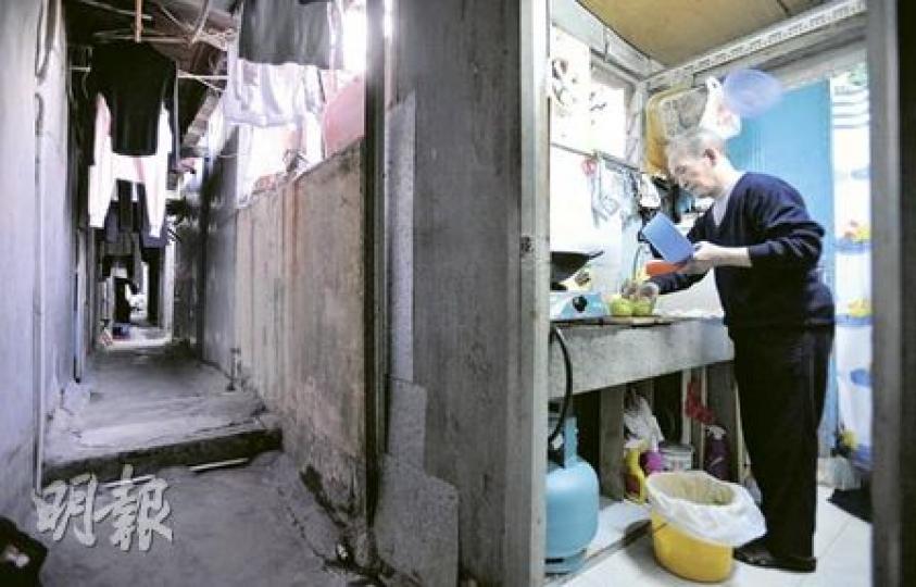 圖為土瓜灣鵬程街舊樓的天台屋,租金雖然便宜,但通道狹窄,恐有消防隱患。(余俊亮攝)土瓜灣僭建天台屋的住客由大人小孩到長者都有,若遇到清拆,租客可否獲政府安置成疑。(余俊亮攝)深水埗黃金大廈這間實用面積200多平方呎的天台屋,月租2800元,較同面積的合法單位最少便宜三分一。(明報記者攝) 圖為土瓜灣鵬程街舊樓的天台屋,租金雖然便宜,但通道狹窄,恐有消防隱患。(余俊亮攝)土瓜灣僭建天台屋的住客由大人小孩到長者都有,若遇到清拆,租客可否獲政府安置成疑。(余俊亮攝)深水埗黃金大廈這間實用面積200多平方呎的天台屋,月租2800元,較同面積的合法單位最少便宜三分一。(明報記者攝)