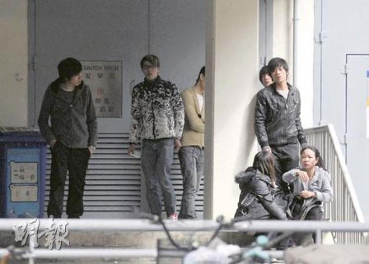 跳樓少年的母親(右下)認屍時傷心不已,需由兒子的朋友在旁安慰。(明報記者攝) 跳樓少年的母親(右下)認屍時傷心不已,需由兒子的朋友在旁安慰。(明報記者攝)