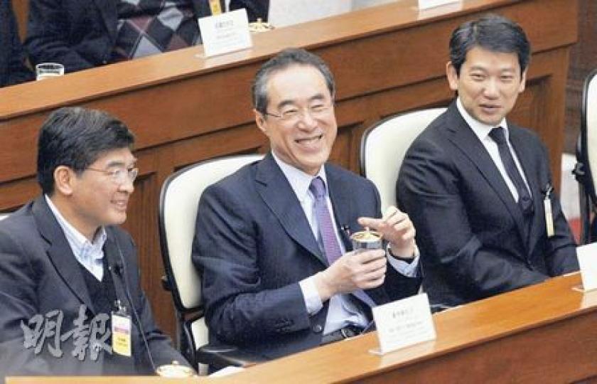 西九管理局董事局主席唐英年(中)昨多番以私隱為由,拒絕進一步披露謝卓飛的健康狀況。圖左起為西九管理局薪酬委員會主席單仲諧、唐英年及民政事務局常任秘書長楊立門。(余俊亮攝)民主黨劉慧卿直言﹕「我現在不是要查問任何私穩,但謝卓飛的薪酬涉及公帑,當年馬時亨辭職都要交代,是否應該交代謝卓飛的辭職原因呢?」(余俊亮攝) 西九管理局董事局主席唐英年(中)昨多番以私隱為由,拒絕進一步披露謝卓飛的健康狀況。圖左起為西九管理局薪酬委員會主席單仲諧、唐英年及民政事務局常任秘書長楊立門。(余俊亮攝)民主黨劉慧卿直言﹕「我現在不是要查問任何私穩,但謝卓飛的薪酬涉及公帑,當年馬時亨辭職都要交代,是否應該交代謝卓飛的辭職原因呢?」(余俊亮攝)