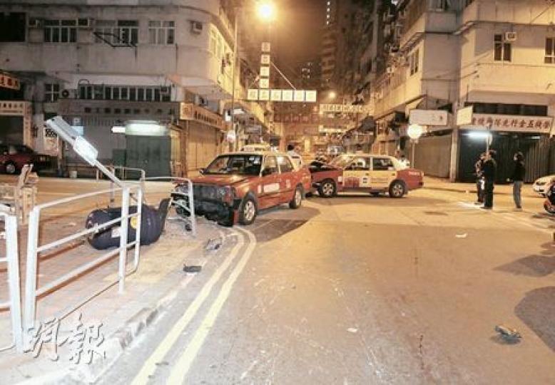遭攔腰撞的士失控撞向路邊鐵欄及路牌,車禍中兩名女乘客輕傷。(蔡方山攝) 遭攔腰撞的士失控撞向路邊鐵欄及路牌,車禍中兩名女乘客輕傷。(蔡方山攝)