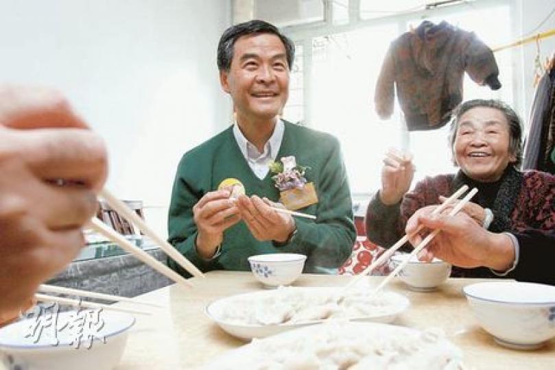 行會召集人梁振英昨出席送暖大行動,到李鄭屋邨探訪長者,更一起吃餃子。(林振東攝) 行會召集人梁振英昨出席送暖大行動,到李鄭屋邨探訪長者,更一起吃餃子。(林振東攝)