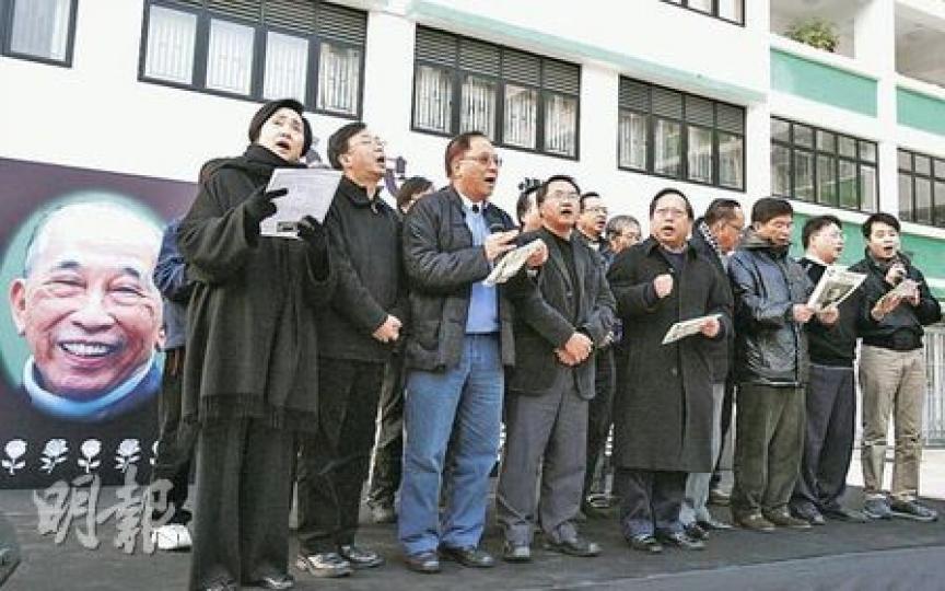 華叔生前的「戰友」昨日在追悼會台上唱出《自由花》、《中國夢》,向華叔致敬,台下不少人都紅了眼。(林振東攝)民運人士、民主黨黨員韓東方(圖中)敬仰司徒華擇善固執。(林振東攝) 華叔生前的「戰友」昨日在追悼會台上唱出《自由花》、《中國夢》,向華叔致敬,台下不少人都紅了眼。(林振東攝)民運人士、民主黨黨員韓東方(圖中)敬仰司徒華擇善固執。(林振東攝)