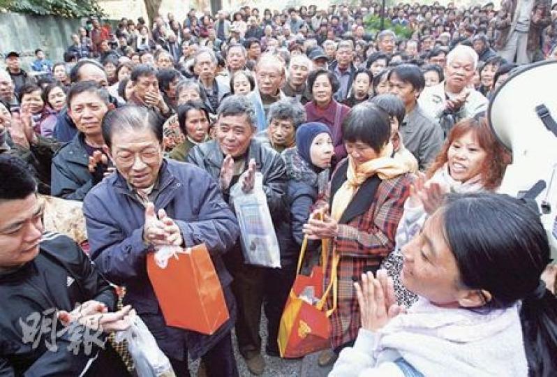 約200名爭取港人內地子女居港權的家長已屆花甲之年,部分人的子女終能受惠新政策來港,但仍有家長未能受惠,希望港府能放寬限制,讓他們一家團聚。(林振東攝)楊源柳(後)不符合首批申請來港資格,未能即時受惠新政策,昨在立法會上表現激動。(林振東攝) 約200名爭取港人內地子女居港權的家長已屆花甲之年,部分人的子女終能受惠新政策來港,但仍有家長未能受惠,希望港府能放寬限制,讓他們一家團聚。(林振東攝)楊源柳(後)不符合首批申請來港資格,未能即時受惠新政策,昨在立法會上表現激動。(林振東攝)