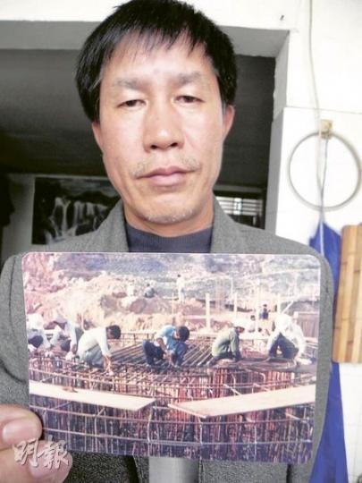 廖勝光展示當年建設深圳時的照片表示,工程兵為深圳建設做出貢獻,但到頭來卻被深圳遺棄。(明報記者攝)廖家生活至今仍陷於困境,家中的雪櫃中僅放了一碗吃剩的鹹菜。(明報記者攝) 廖勝光展示當年建設深圳時的照片表示,工程兵為深圳建設做出貢獻,但到頭來卻被深圳遺棄。(明報記者攝)廖家生活至今仍陷於困境,家中的雪櫃中僅放了一碗吃剩的鹹菜。(明報記者攝)
