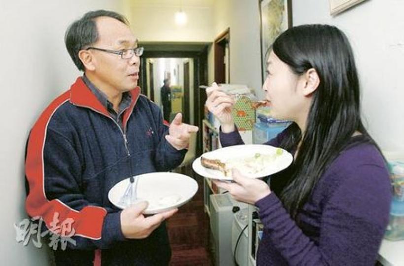 曾替政府研究「80後」現象的港大社會工作及社會行政學系教授葉兆輝(左),批評唐英年才是「閉門造車的皇帝」,其「80後」女兒(右)昨剛巧舉行生日會,一眾年輕人都對唐英年的言論甚為反感。(林振東攝) 曾替政府研究「80後」現象的港大社會工作及社會行政學系教授葉兆輝(左),批評唐英年才是「閉門造車的皇帝」,其「80後」女兒(右)昨剛巧舉行生日會,一眾年輕人都對唐英年的言論甚為反感。(林振東攝)