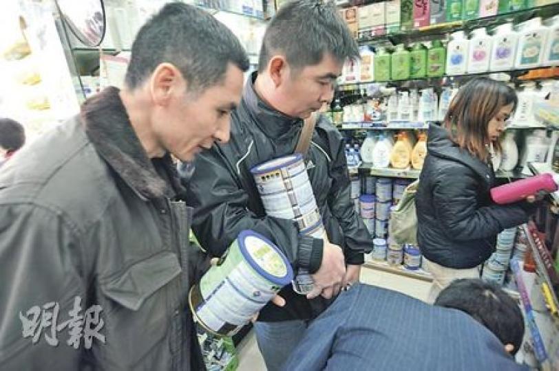 無論平日或假日,上水區的藥房均生意不斷,全因內地客湧至本港搶購奶粉,動輒買3、4罐。一些知名品牌奶粉於大部分上水區藥房已斷貨半個月。(葉漢華攝) 無論平日或假日,上水區的藥房均生意不斷,全因內地客湧至本港搶購奶粉,動輒買3、4罐。一些知名品牌奶粉於大部分上水區藥房已斷貨半個月。(葉漢華攝)