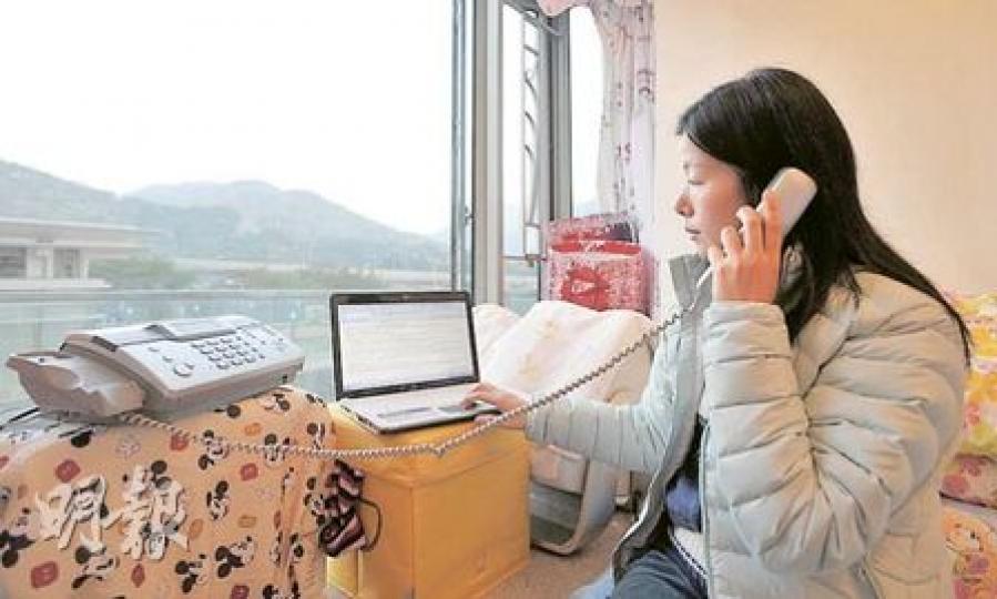 長實馬鞍山屋苑嵐岸指定使用和記寬頻及和記家居電話服務,管理公司更把上網費及電話費「綑綁式」加進管理費內,引起小業主如李小姐(圖)不滿,有立法會議員質疑此屬壟斷。(余俊亮攝)嵐岸(圖)涉違反地政總署2006年引入的大廈公契條款,以綑綁式管理費,迫使未有使用指定寬頻的業主付費。(葉漢華攝)(明報製圖) 長實馬鞍山屋苑嵐岸指定使用和記寬頻及和記家居電話服務,管理公司更把上網費及電話費「綑綁式」加進管理費內,引起小業主如李小姐(圖)不滿,有立法會議員質疑此屬壟斷。(余俊亮攝)嵐岸(圖)涉違反地政總署2006年引入的大廈公契條款,以綑綁式管理費,迫使未有使用指定寬頻的業主付費。(葉漢華攝)(明報製圖)