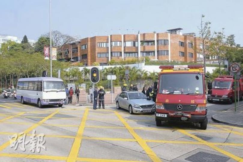 窩打老道昨午的3車相撞意外,牽涉的包括一輛正前往火場的消防車(圖前方),意外中一名消防員輕傷送院。(屈俊樂攝) 窩打老道昨午的3車相撞意外,牽涉的包括一輛正前往火場的消防車(圖前方),意外中一名消防員輕傷送院。(屈俊樂攝)