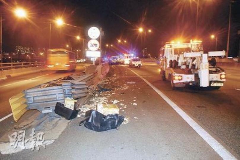 青葵公路支路風琴式防撞欄,在車禍中遭旅遊巴撞至嚴重損毁,碎片遍地。(何朝財攝)載遊客的旅遊巴昨晚在青葵公路撞欄釀成至少10人受傷,警方人員到場調查意外經過。(何朝財攝)青葵公路車禍部分傷者,在救護車上接受治理。(何朝財攝) 青葵公路支路風琴式防撞欄,在車禍中遭旅遊巴撞至嚴重損毁,碎片遍地。(何朝財攝)載遊客的旅遊巴昨晚在青葵公路撞欄釀成至少10人受傷,警方人員到場調查意外經過。(何朝財攝)青葵公路車禍部分傷者,在救護車上接受治理。(何朝財攝)