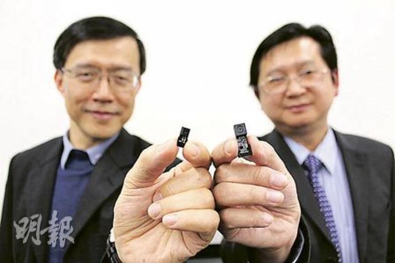 應科院副總裁及研發群組總監吳恩柏(左)手持的全球最微型內置光學自動對焦攝影模組,較一般的細四成。而愛佩儀光電行政總裁林小軍(右)手持的防抖動攝影模組,已獲一國際手機供應商採用,首批防震手機將於明年面世。(陳家俊攝)應科院的防震攝影模組硬件可預防最高15赫茲抖動,用家坐巴士或港鐵時拍照,也可保影像清晰。(陳家俊攝) 應科院副總裁及研發群組總監吳恩柏(左)手持的全球最微型內置光學自動對焦攝影模組,較一般的細四成。而愛佩儀光電行政總裁林小軍(右)手持的防抖動攝影模組,已獲一國際手機供應商採用,首批防震手機將於明年面世。(陳家俊攝)應科院的防震攝影模組硬件可預防最高15赫茲抖動,用家坐巴士或港鐵時拍照,也可保影像清晰。(陳家俊攝)