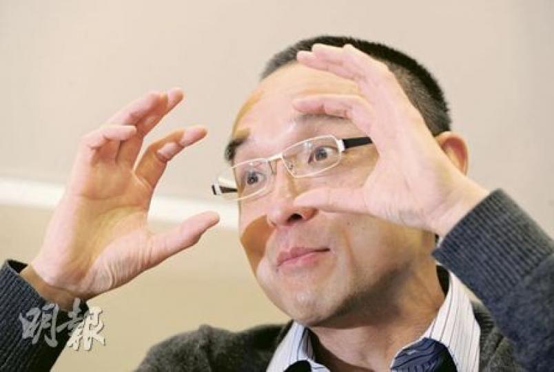 蔡東豪指出,精電開發的3D眼鏡,用於觀看立體電視,立體感很強,並非電影院提供的3D眼鏡所能比擬。(劉焌陶攝) 蔡東豪指出,精電開發的3D眼鏡,用於觀看立體電視,立體感很強,並非電影院提供的3D眼鏡所能比擬。(劉焌陶攝)