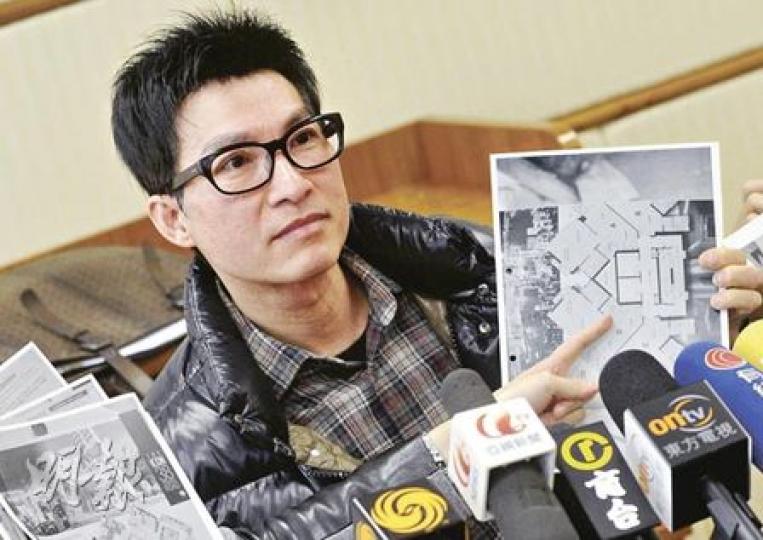 以約千萬元購入The Icon某D單位的李先生(圖)指出,上月中收樓時發現廚房、地板等仍未完工,投訴貨不對辦,要再等8星期才完工,估計損失雜費租金等達10萬元。(余俊亮攝) 以約千萬元購入The Icon某D單位的李先生(圖)指出,上月中收樓時發現廚房、地板等仍未完工,投訴貨不對辦,要再等8星期才完工,估計損失雜費租金等達10萬元。(余俊亮攝)