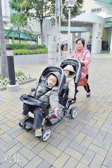 與失蹤母女居於同幢大廈的戴女士,同樣要獨自照顧4歲孿生外孫,她坦言感吃力,故讓他們乘嬰兒車外出,免他們變「甩繩馬騮」。(梁琬珊攝)
與失蹤母女居於同幢大廈的戴女士,同樣要獨自照顧4歲孿生外孫,她坦言感吃力,故讓他們乘嬰兒車外出,免他們變「甩繩馬騮」。(梁琬珊攝)