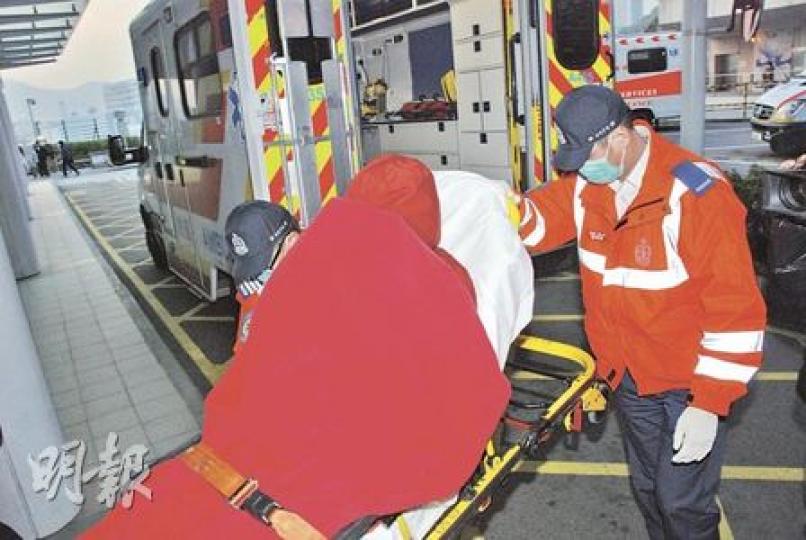 留下遺書稱要帶同孖女同死的婦人,在青衣酒店被發現,事後送院檢驗。(雲錦鋒攝) 留下遺書稱要帶同孖女同死的婦人,在青衣酒店被發現,事後送院檢驗。(雲錦鋒攝)