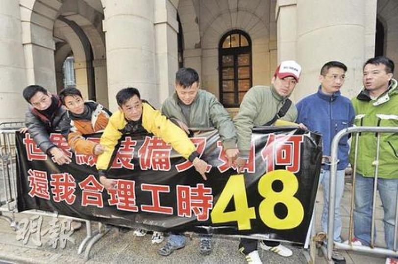 立法會保安事務委員會昨召開特別會議,討論採購消防裝備問題,約10名消防員在立法會門外請願,要求每周48小時的合理工時,副消防處長陳楚鑫在會上說,減工時必須在不減資源的情况下商討。(尹錦恩攝)
立法會保安事務委員會昨召開特別會議,討論採購消防裝備問題,約10名消防員在立法會門外請願,要求每周48小時的合理工時,副消防處長陳楚鑫在會上說,減工時必須在不減資源的情况下商討。(尹錦恩攝)