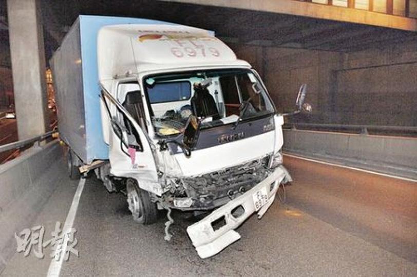 鯉魚門道奪命車禍現場,遇事貨車損毁嚴重,車上一對兄弟先後被拋出車外,貨車一度無人駕駛直衝上天橋再溜後。(衛永康攝)(明報製圖) 鯉魚門道奪命車禍現場,遇事貨車損毁嚴重,車上一對兄弟先後被拋出車外,貨車一度無人駕駛直衝上天橋再溜後。(衛永康攝)(明報製圖)