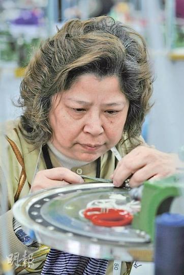 謝女士30多年前當起車衣女工,近年能再次投身熱愛的製衣業,她笑言再也不願離開。(葉漢華攝) 謝女士30多年前當起車衣女工,近年能再次投身熱愛的製衣業,她笑言再也不願離開。(葉漢華攝)