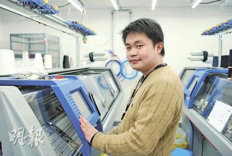 賴家駿負責「畫花」工序,複雜的圖案雖然難織,但亦燃起他的鬥志。(袁柏恩攝) 賴家駿負責「畫花」工序,複雜的圖案雖然難織,但亦燃起他的鬥志。(袁柏恩攝)
