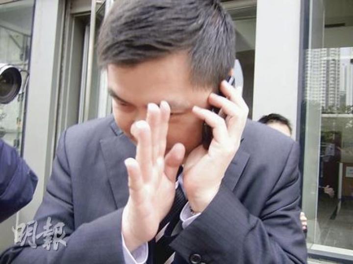 西醫曾家雄向衛生署訛稱為4名長者病人注射流感及肺炎球菌疫苗,昨承認4項不誠實取用電腦控罪,獲准保釋候判。(林景輝攝) 西醫曾家雄向衛生署訛稱為4名長者病人注射流感及肺炎球菌疫苗,昨承認4項不誠實取用電腦控罪,獲准保釋候判。(林景輝攝)