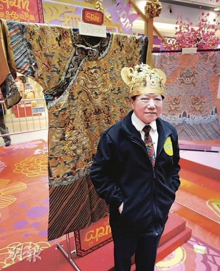 收藏家陳火光在apm商場舉辦中國清朝皇帝古物展,展品包括他背後的乾隆龍袍,上面繡有9條飛龍。他頭上的清朝皇冠,冠身是仿金製造,並非真金。(朱永倫攝)今次展出的字畫包括順治、康熙、同治、道光和慈禧太后的親筆書法,當中康熙帝的墨寶最具觀賞價值。(朱永倫攝)陳火光以近400萬港元購得10個清朝皇帝玉璽,部分刻有漢文及滿文對照,寫上「皇帝信寶」、「天子之寶」等字。(朱永倫攝) 收藏家陳火光在apm商場舉辦中國清朝皇帝古物展,展品包括他背後的乾隆龍袍,上面繡有9條飛龍。他頭上的清朝皇冠,冠身是仿金製造,並非真金。(朱永倫攝)今次展出的字畫包括順治、康熙、同治、道光和慈禧太后的親筆書法,當中康熙帝的墨寶最具觀賞價值。(朱永倫攝)陳火光以近400萬港元購得10個清朝皇帝玉璽,部分刻有漢文及滿文對照,寫上「皇帝信寶」、「天子之寶」等字。(朱永倫攝)