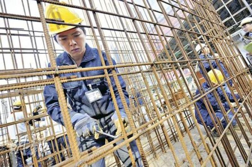 建造業議會訓練學院推出「強化建造業人力訓練計劃」,預計可在未來3年培訓約6000名建造業人才,包括紮鐵(圖)、釘板、測量等工種。計劃推行至今只有44人畢業,100人仍在學,未達首階段目標300人。(朱永倫攝) 建造業議會訓練學院推出「強化建造業人力訓練計劃」,預計可在未來3年培訓約6000名建造業人才,包括紮鐵(圖)、釘板、測量等工種。計劃推行至今只有44人畢業,100人仍在學,未達首階段目標300人。(朱永倫攝)
