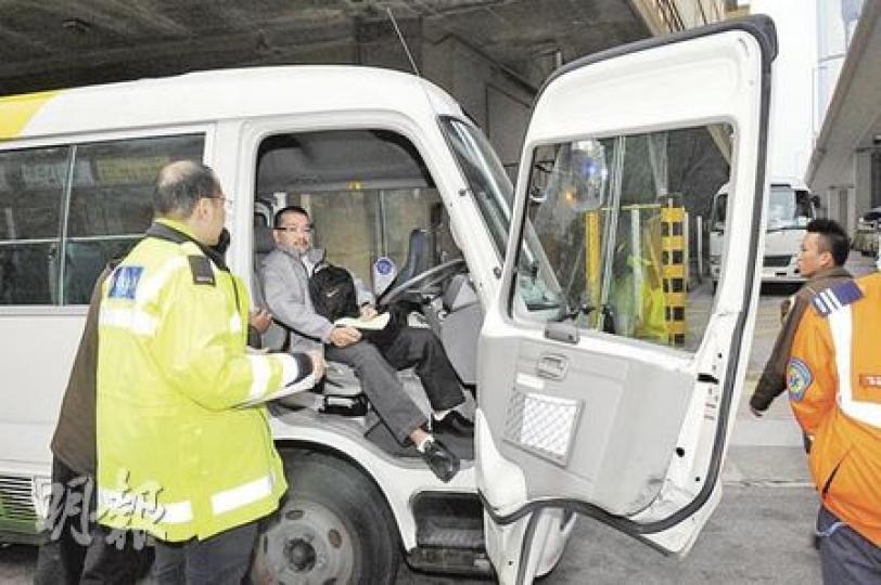下車險被撞的復康巴士司機驚魂甫定後,坐在車上向警員講述經過。復康巴士車門則整扇被貨車撞歪。(蔡方山攝) 下車險被撞的復康巴士司機驚魂甫定後,坐在車上向警員講述經過。復康巴士車門則整扇被貨車撞歪。(蔡方山攝)