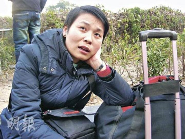 在等候上車的李小姐表示,從深圳搭火車到湖北要11個小時,一路站着回家,肯定很辛苦。(李泉攝) 在等候上車的李小姐表示,從深圳搭火車到湖北要11個小時,一路站着回家,肯定很辛苦。(李泉攝)