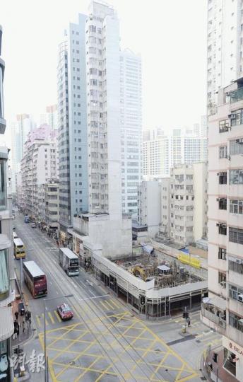 市場消息指,不受預售樓花限制的新地旗下筲箕灣道295號項目(前方地盤),計劃農曆新年前推出,樓花期長約3年。(朱永倫攝) 市場消息指,不受預售樓花限制的新地旗下筲箕灣道295號項目(前方地盤),計劃農曆新年前推出,樓花期長約3年。(朱永倫攝)