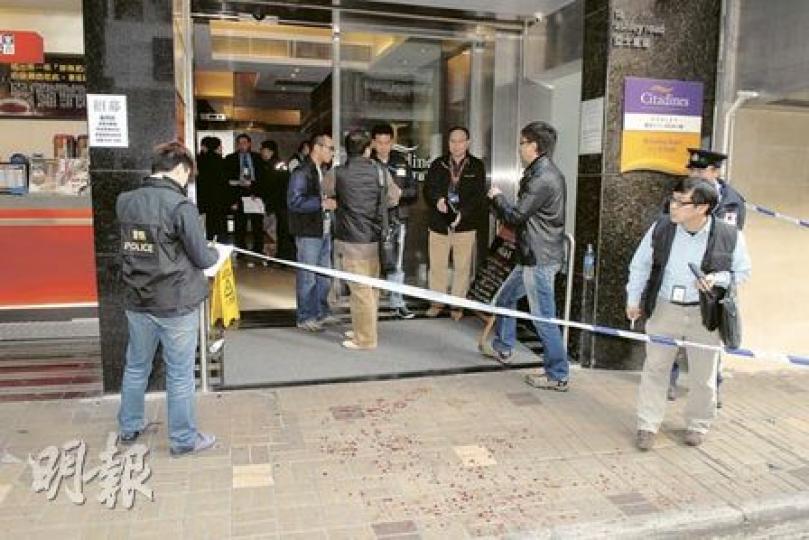 尖沙嘴劫案現場留下血迹,大批探員調查。(屈俊樂攝)匪徒在現場遺下行兇白色酒樽。另一樽已碎裂。(黃雄攝)被扑傷的找換店職員被送院治理。(雲錦鋒攝)(明報製圖) 尖沙嘴劫案現場留下血迹,大批探員調查。(屈俊樂攝)匪徒在現場遺下行兇白色酒樽。另一樽已碎裂。(黃雄攝)被扑傷的找換店職員被送院治理。(雲錦鋒攝)(明報製圖)
