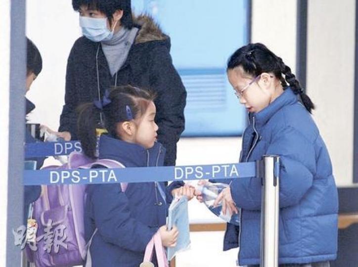 九龍塘拔萃小學爆發上呼吸道感染個案,涉及12名學童和10名員工。學生昨如常上課,教師都戴上口罩,為學生加強消毒及檢查體溫。(李紹昌攝) 九龍塘拔萃小學爆發上呼吸道感染個案,涉及12名學童和10名員工。學生昨如常上課,教師都戴上口罩,為學生加強消毒及檢查體溫。(李紹昌攝)